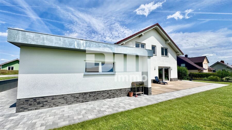 Exklusiver Neubautraum mit Premium-Ausstattung, großer Terrasse und Doppelgarage - Rückansicht Garage
